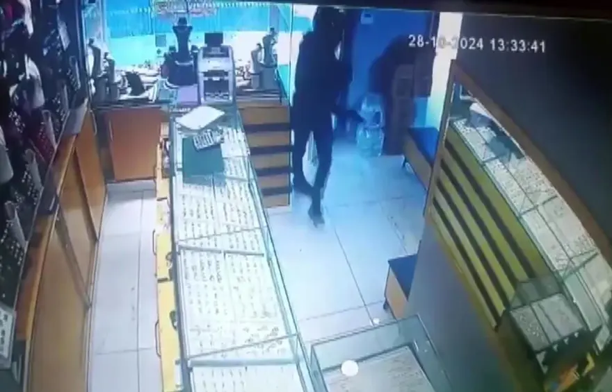 Adana’da kasklı kuyumcu soygunu: İş yeri sahibini vurup altınlarıtopladı 1