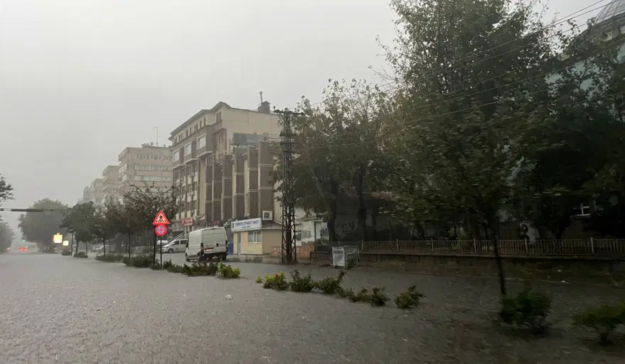 Samsun'da sağanak nedeniyle ev ve iş yerlerini su bastı 1