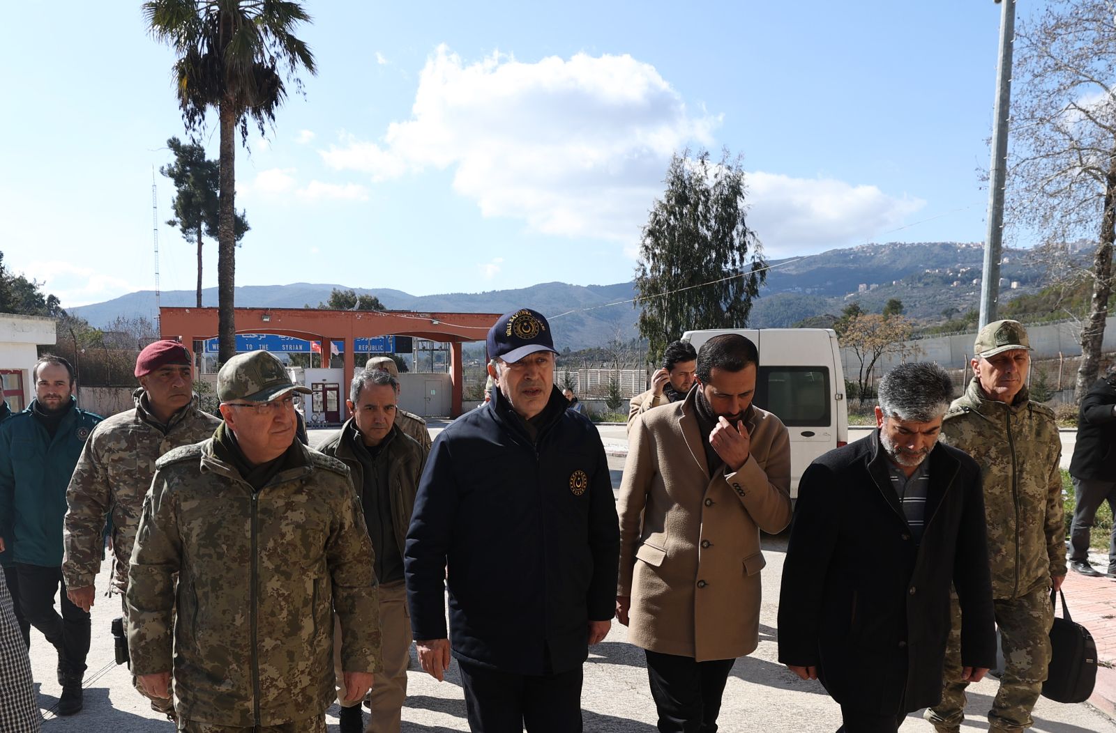Bakan Akar: 'Sınırlardan sığınmacı akını' iddiaları gerçek dışı