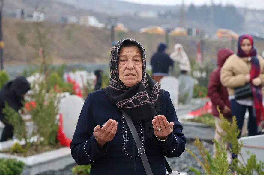 Depremde gelini ve 3 torununu kaybetti: "1 yıllık bina 3 saniyede çöker mi?" 2