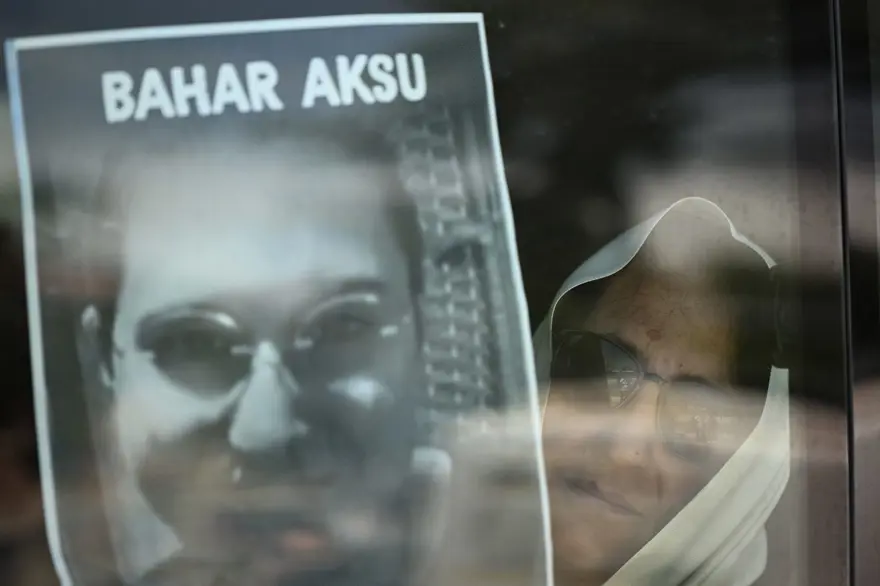 Şişli'de güpegündüz öldürülen Bahar Aksu'ya gözyaşlarıyla veda 4 Şişli'de güpegündüz öldürülen Bahar Aksu'ya gözyaşlarıyla veda 4