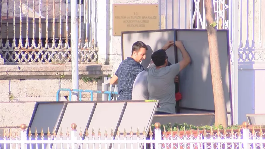 Ayasofya'da 'müze' tabelası söküldü 5