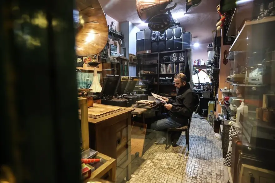 Antika merakı dolmuş şoförünü 'gramofonist' yaptı 16