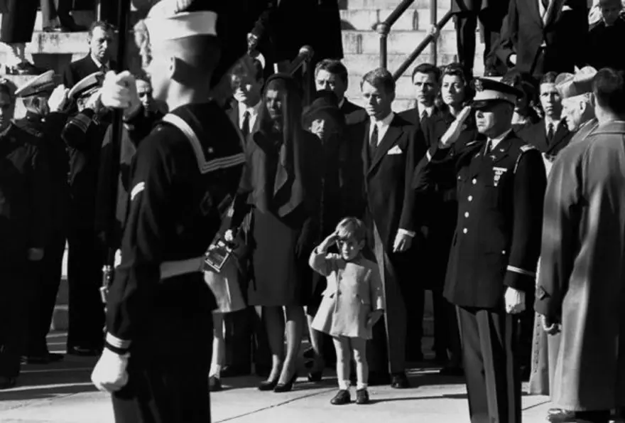 Kennedy ailesi babalarını uğurluyor 15