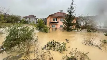 Bakan Yerlikaya, olumsuz hava koşullarının acı bilançosunu paylaştı: 2 ölü, 50 yaralı, 12 denizci kayıp