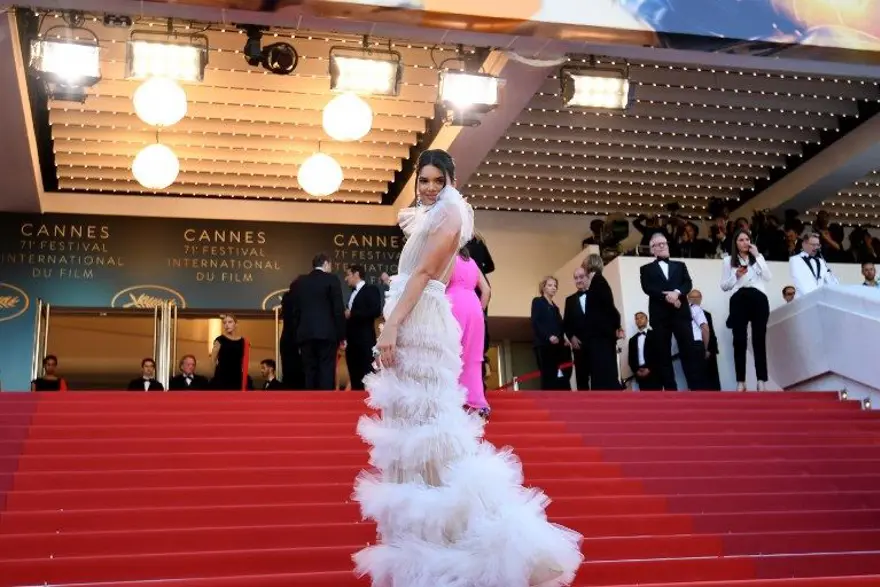 Kendall Jenner ve Megan Fox kırmızı halıya damga vurdu (Tüm zamanların en iddialı kırmızı halı kıyafetleri) 9 Kendall Jenner ve Megan Fox kırmızı halıya damga vurdu (Tüm zamanların en iddialı kırmızı halı kıyafetleri) 9