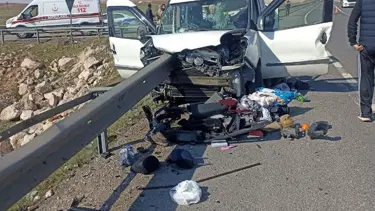 Kamyonet bariyere saplandı: 2 ölü