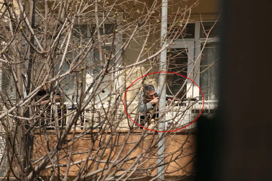 Korku dolu anlar: Av tüfeğiyle balkona çıktı, ikna etmek isteyeni vurdu 