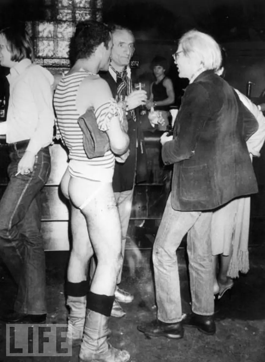 Andy Warhol suspansuarlı biriyle konuşuyor, Studio 54, 1979 47 Andy Warhol suspansuarlı biriyle konuşuyor, Studio 54, 1979 47