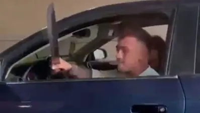 Ankara'da trafik magandası camdan kılıç savurdu