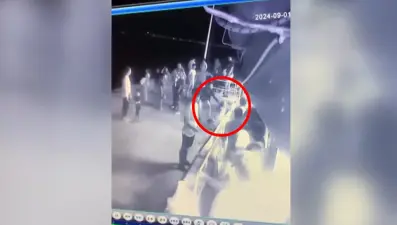 İskele ile gemi arasındaki boşluktan denize düşen çocuğu babası ve çevredekiler kurtardı