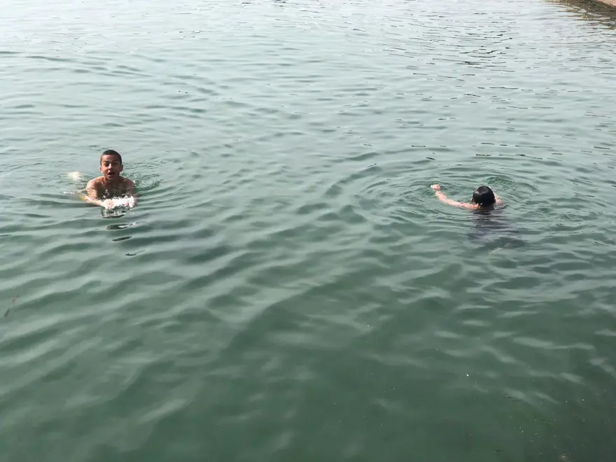 Büyükçekmece Sahili'nde yasağa rağmen denize girdiler 1