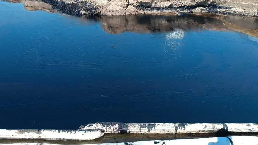 Batman’da boru hattından sızan petrol dereye karıştı 