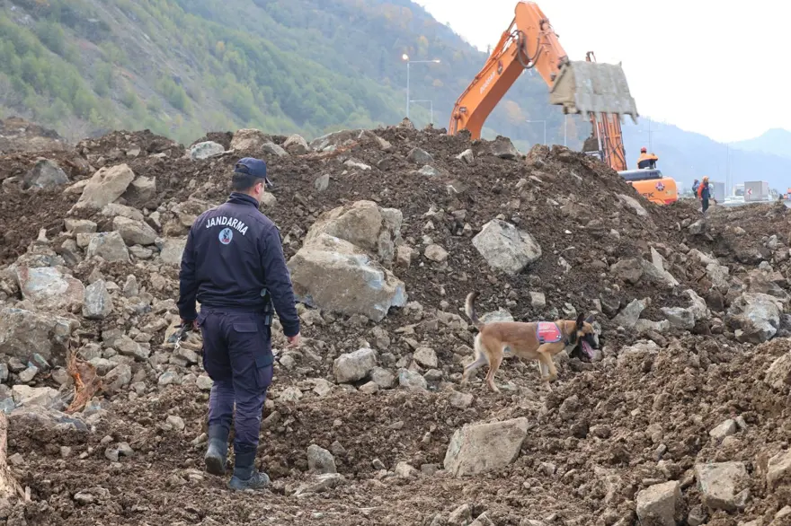 Artvin'de heyelan riski devam ediyor: Validen "Bugünkü yağışlara dikkat!" uyarısı 2