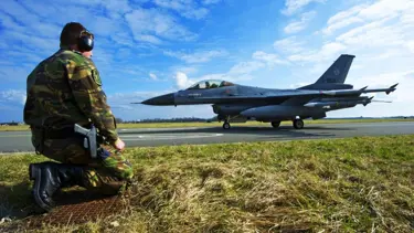 Hollanda'da F-16 binaya çarptı: 2 yaralı