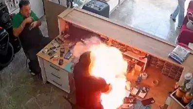 Telefon bataryası bomba gibi patladı