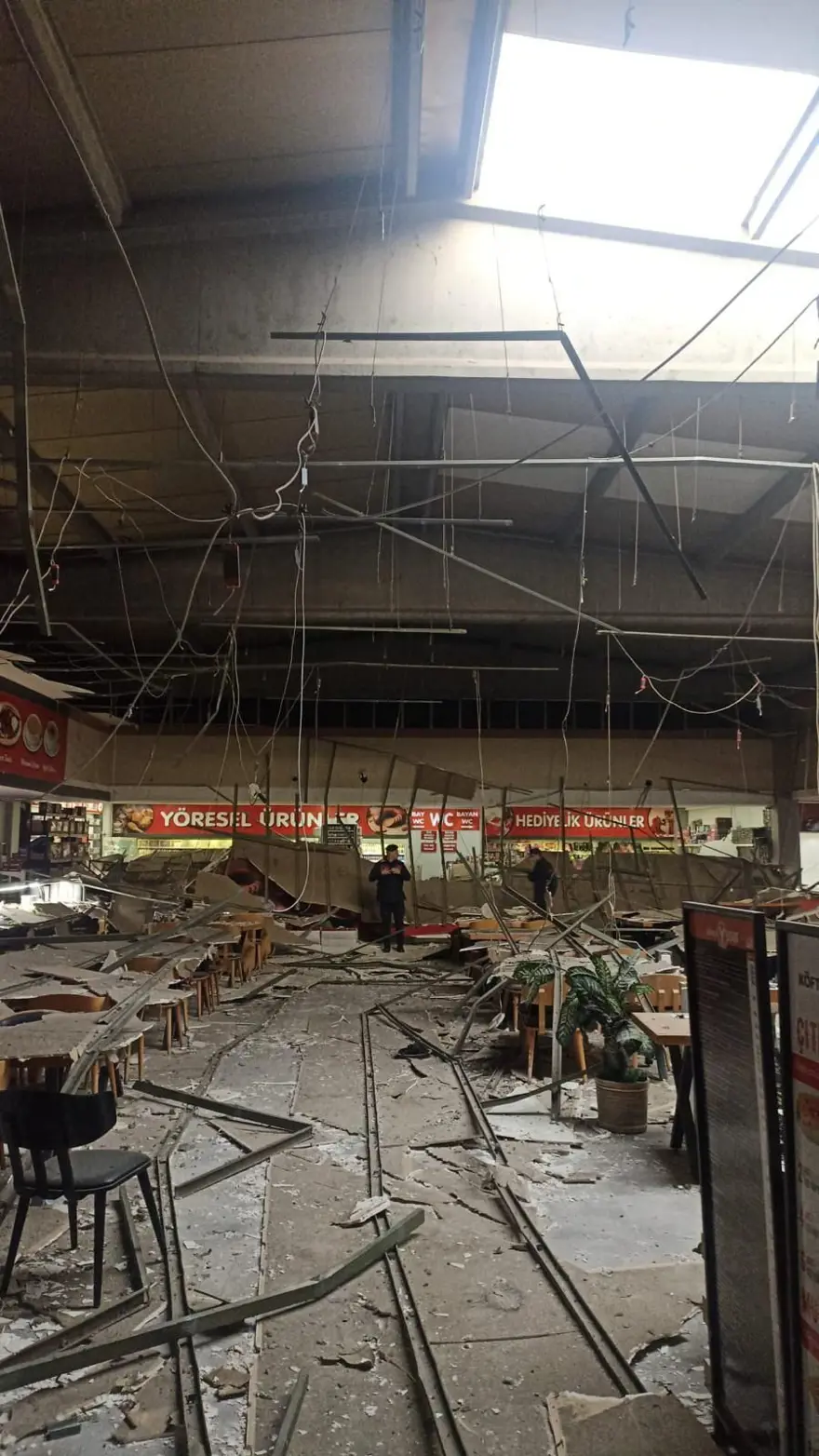 Afyonkarahisar'da bir tesisin asma tavanı çöktü: 11 yaralı 