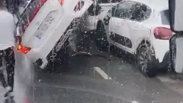 Esenyurt'ta feci kaza: Otomobil park halindeki aracın üzerine uçtu