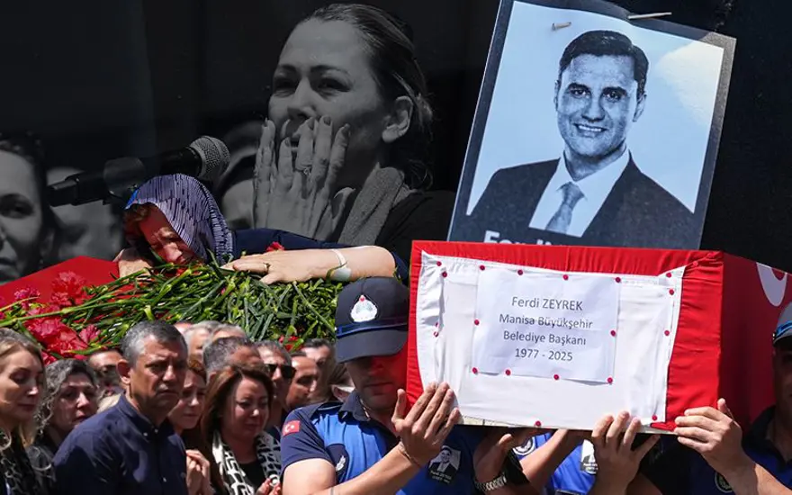 Manisa Ferdi Zeyrek'i uğurladı | Özgür Özel gözyaşlarını tutamadı: "Şimdiye kadarki konuşmalarımın en zoru..." 