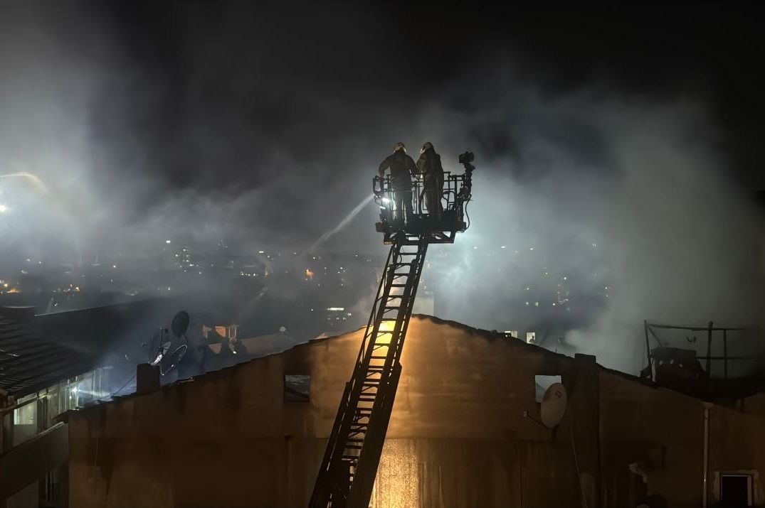 Gaziosmanpaşa'da gece saatlerinde korkutan yangın