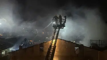 Gaziosmanpaşa'da gece saatlerinde korkutan yangın