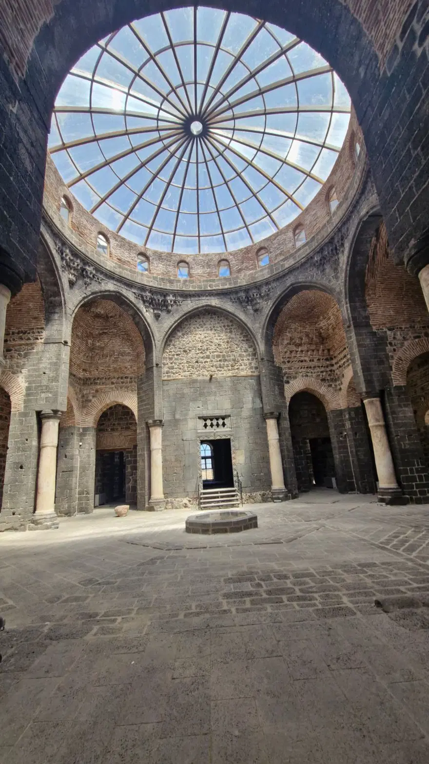 Depremde ağır hasar alan bin 600 yıllık kilisenin restorasyonu tamamlandı 1