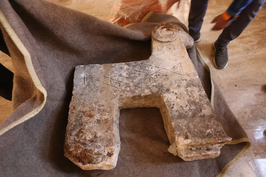 Kırmızı bültenle aranan tarihi mezar taşı bulundu 9