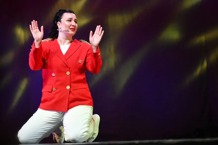 Harbiye'de ilk kez bir kadın komedyen sahneye çıktı: Yasemin Sakallıoğlu’ndan Doğru Koca Nasıl Seçilir gösterisi Harbiye'de ilk kez bir kadın komedyen sahneye çıktı: Yasemin Sakallıoğlu’ndan Doğru Koca Nasıl Seçilir gösterisi