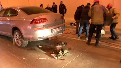 Tünelde korku dolu anlar: Motokurye otomobilin altında sıkışıp kaldı