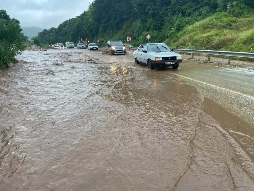 Karadeniz'i sel vurdu: Dereler taştı, yollar göle döndü, evleri su bastı 28 Karadeniz'i sel vurdu: Dereler taştı, yollar göle döndü, evleri su bastı 28