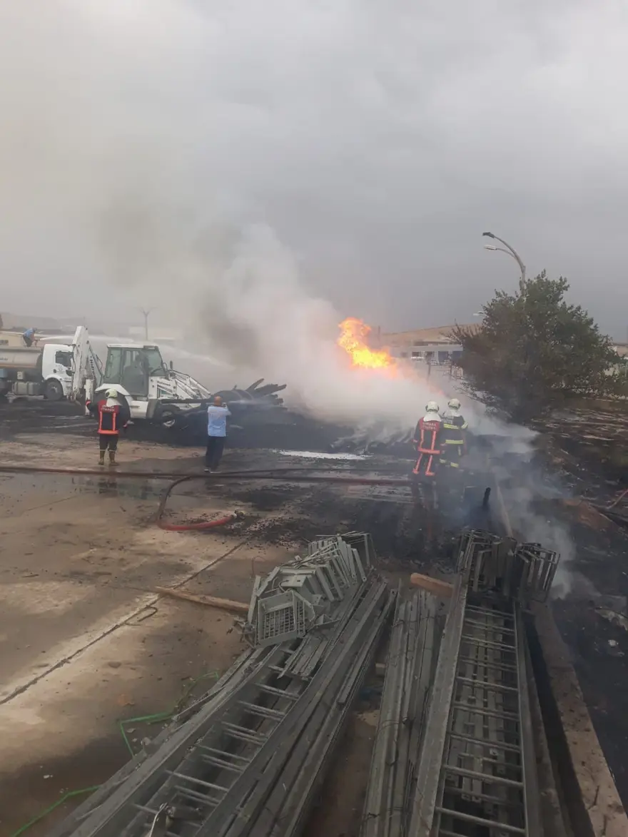 GÖLBAŞI'NDA PALET DEPOSU YANDI 4