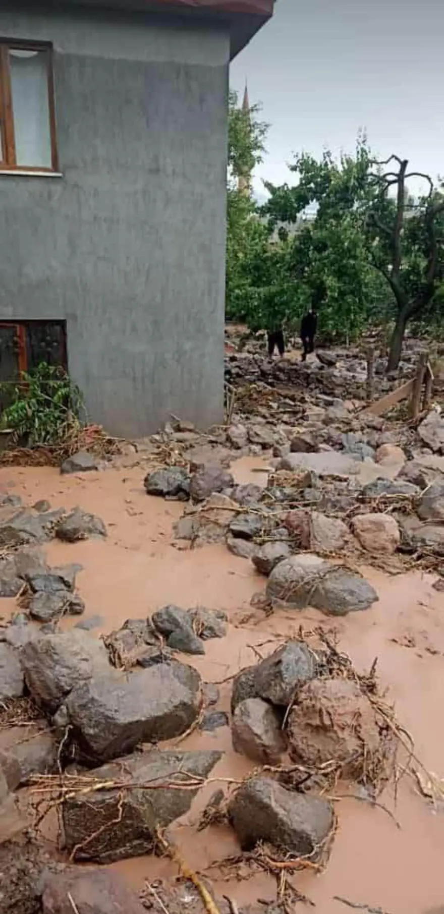 Kars'ta sağanak sele dönüştü: Dev kayalar yolları kapattı 5