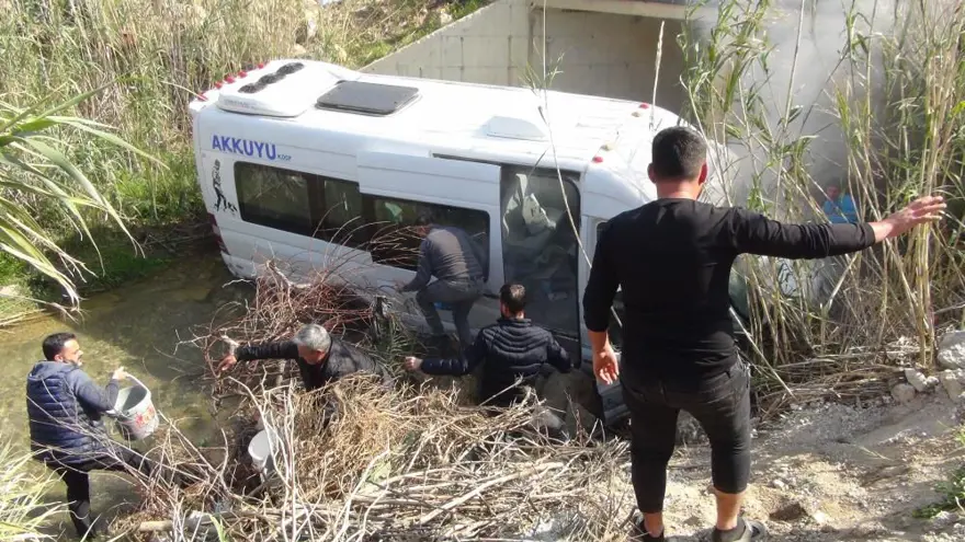 Mersin’de yolcu minibüsükaza yaptı: 1 ölü, 13 yaralı 3