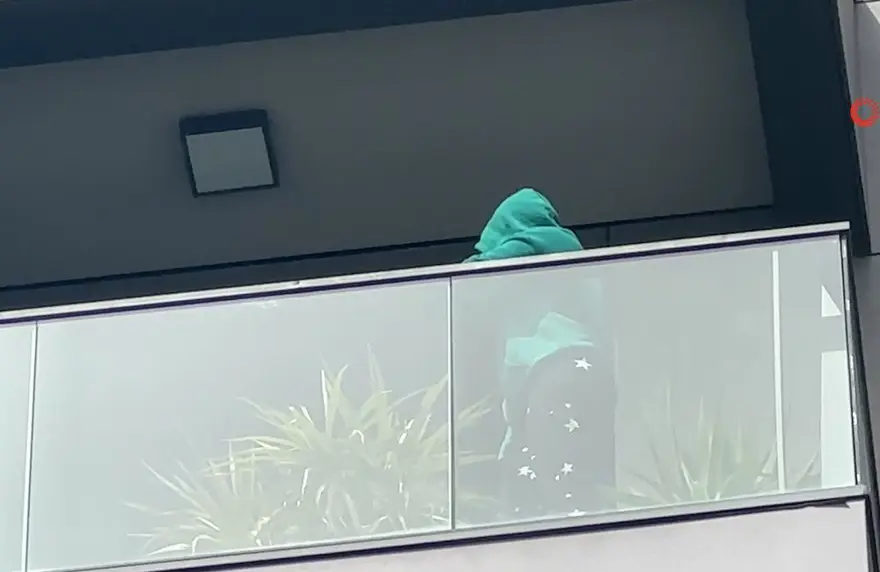 Evininbalkonunda mahsur kalan genç kadını itfaiye kurtardı 