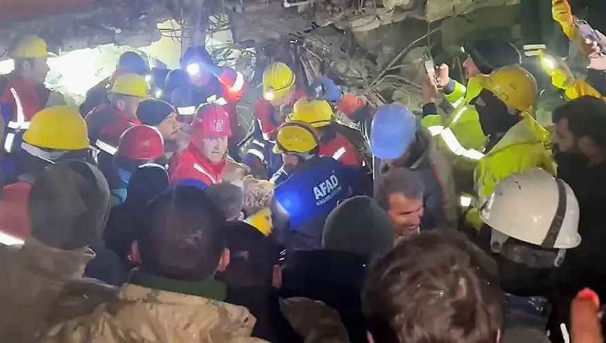 8 KATLI BİNANIN ENKAZINDAN 70 SAAT SONRA SAĞ ÇIKTI 31