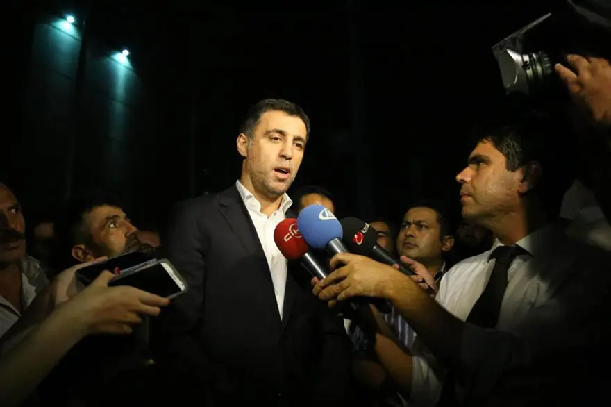 Hakan Şükür destek için adliye önünde 1