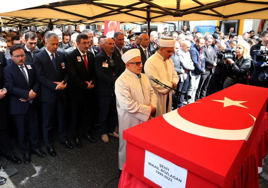 Ankara’dasaldırı girişiminde bulunan teröristlerin katlettiği şehit veteriner teknikeri defnedildi 3 Ankara’dasaldırı girişiminde bulunan teröristlerin katlettiği şehit veteriner teknikeri defnedildi 3