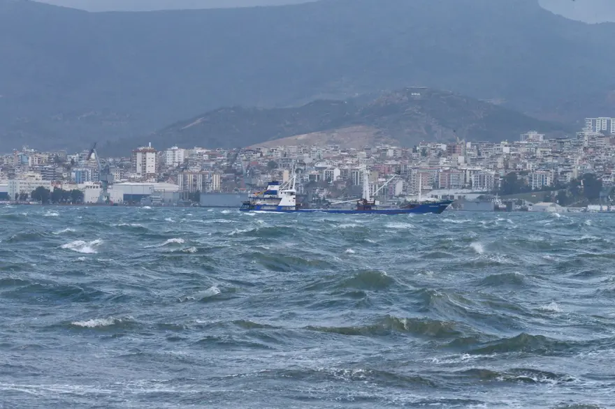 İzmir'de fırtına: Deniz taştı, işyerlerini su bastı 33