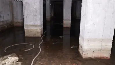 Zeminden su çıktı, duvarda çatlaklar oluştu: "Ev değil mezar almışız"