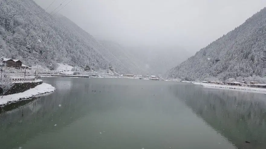 Uzungöl beyaza büründü, seyrine doyumsuz manzaralar oluştu 13