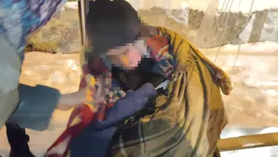 Uzun süre kimse farketmedi, otobüs durağında donmak üzereyken bulundu