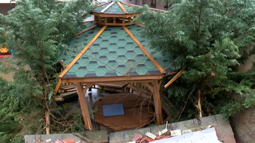 Sağanak istinat duvarını yıktı 3