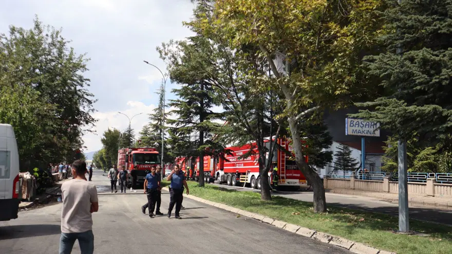 Kayseri'de sünger fabrikasında yangın 3 Kayseri'de sünger fabrikasında yangın 3