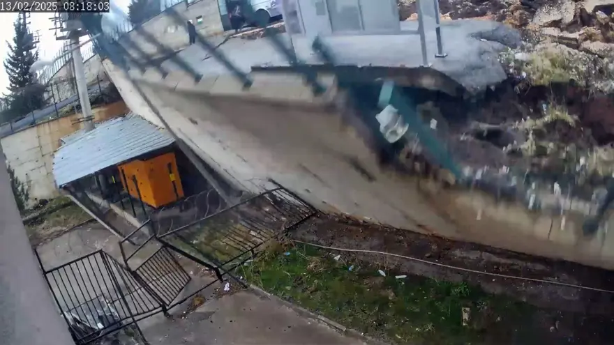 Okulun istinat duvarı çöktü, eğitime ara verildi 