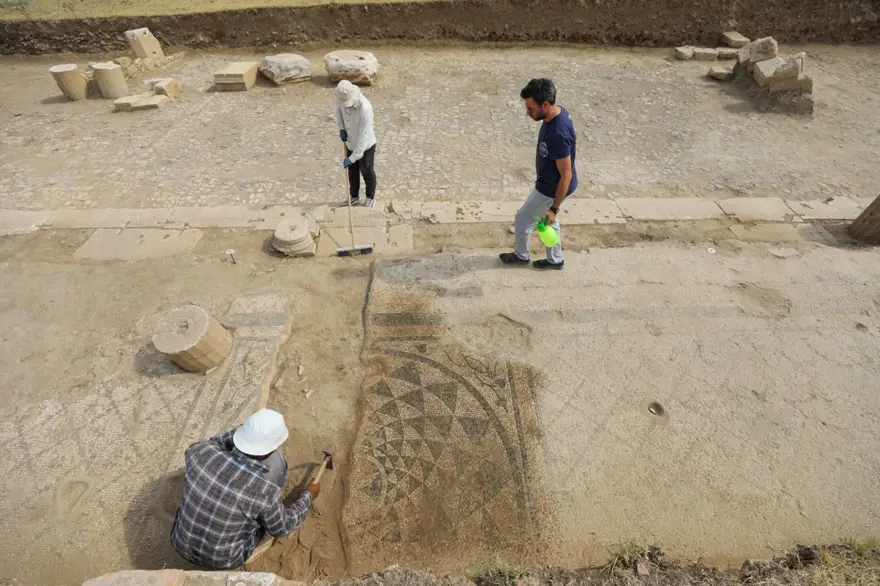 Metropolis Antik Kenti'nde yeni bulgu: 1800 yıllık yapı bulundu 3