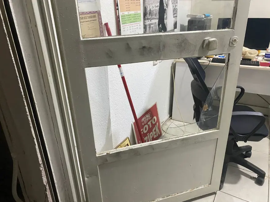 Sabah işyerine gelen fotoğrafçıya hırsız şoku 5 Sabah işyerine gelen fotoğrafçıya hırsız şoku 5