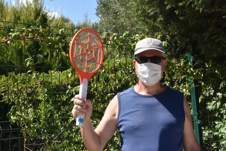 Kanalizasyonsuz mahallede raketlerle sinek avı 9