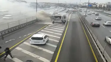 Metrobüsün motor kısmı yandı