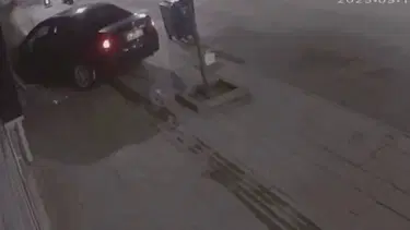 Otomobiliyle iş yerine çarpıp kaçtı