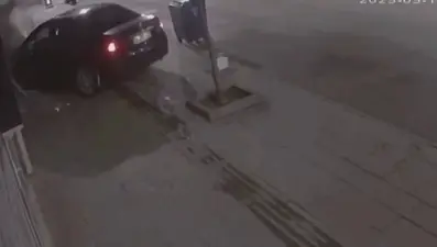 Otomobiliyle iş yerine çarpıp kaçtı